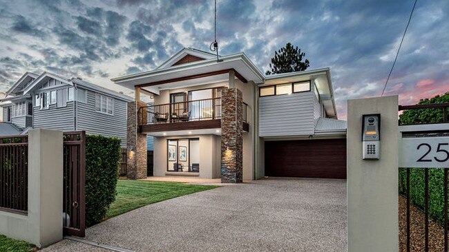 25 Doughty Ave, Holland Park West goes to auction at 1pm