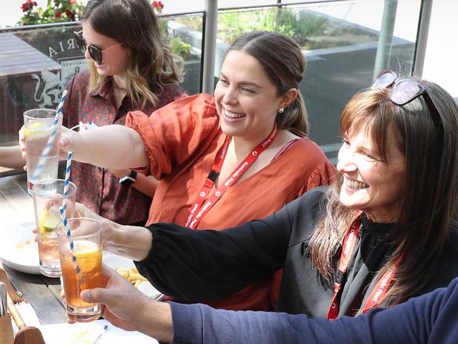 MELBOURNE, AUSTRALIA - NewsWire Photos, OCTOBER 28, 2021. Melbourne will hit 80% COVID vaccination tomorrow allowing retail to reopen and other restrictions eased. People dine in Spring street across the road from anti COVID vaccination protesters. Picture: NCA NewsWire / David Crosling