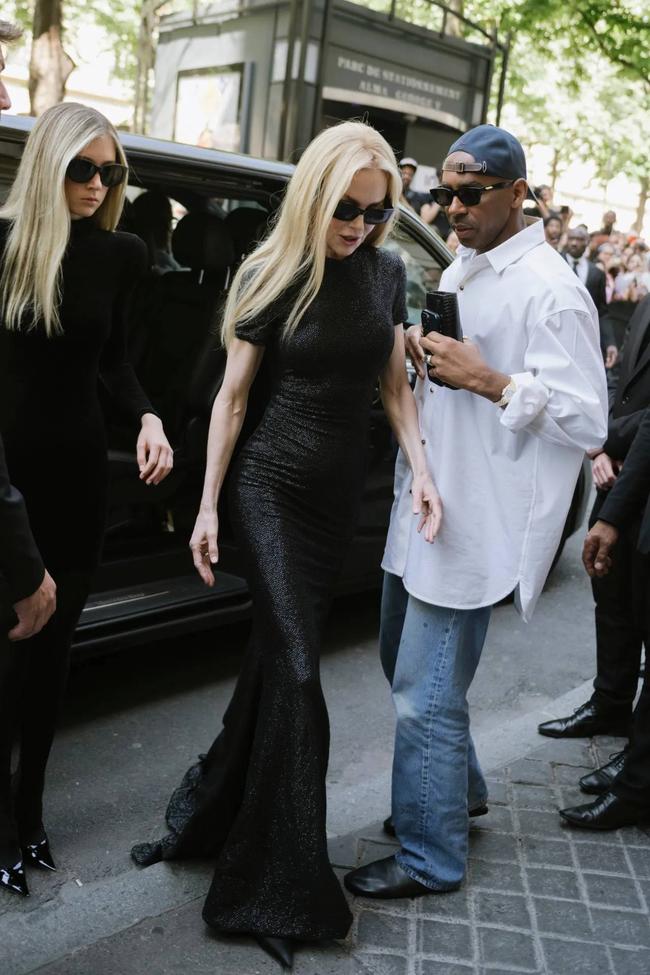 Nicole Kidman and Sunday Rose UrbanProving Balenciaga couture autumn/winter ’24/’25 was a hotspot for mother-daughter hangs, Kidman brought Sunday Rose, and the duo matched in black dresses and shield sunglasses.