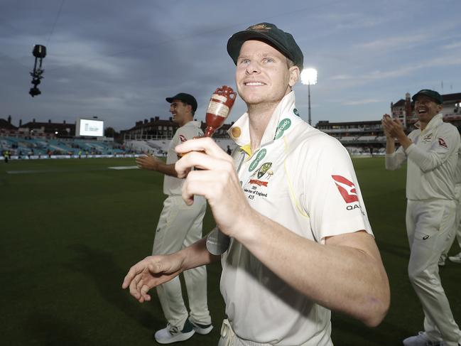 LONDON, ENGLAND - SEPTEMBER 15: Steve Smith of Australia celebrates with the Urn after Australian drew the series to retain the Ashes during day four of the 5th Specsavers Ashes Test between England and Australia at The Kia Oval on September 15, 2019 in London, England. (Photo by Ryan Pierse/Getty Images)