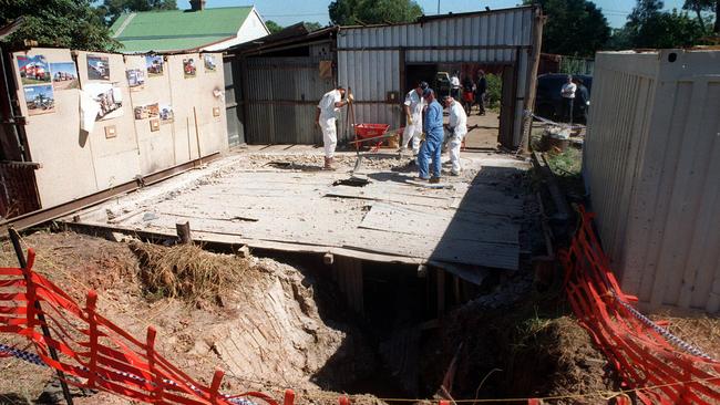 Police digging at Wentworthville property of Lindsey Rose in 1997.