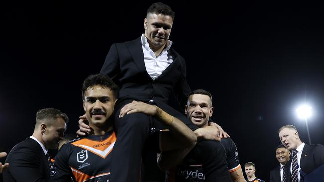 Retiring Tigers player James Roberts is chaired off the field by Daine Laurie and Brent Naden of the Tigers on September 4, 2022. (Photo by Mark Kolbe/Getty Images)