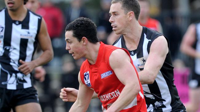 Tom Wilson battles Nick Maxwell for the ball. Picture: Andrew Henshaw