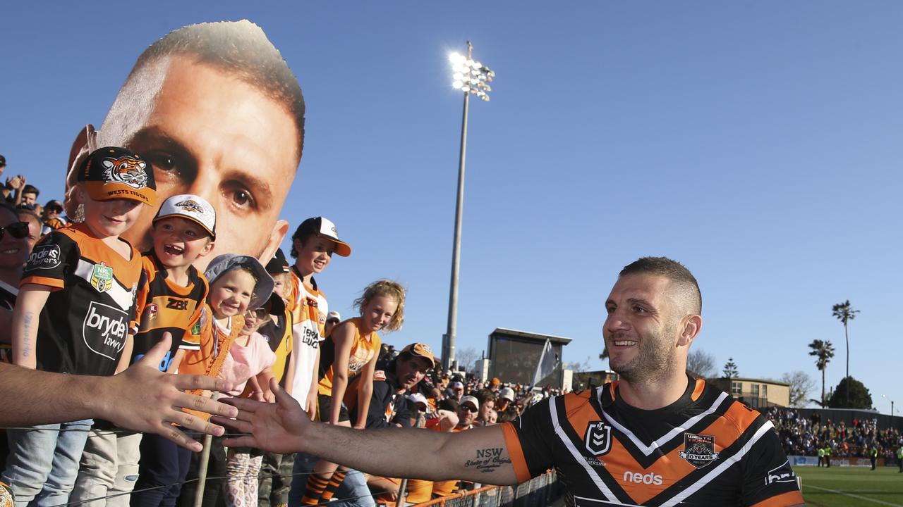 Robbie Farah does a lap of honour after his final Tigers match in 2019