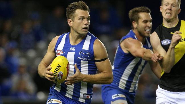 Shaun Higgins in action for North Melbourne.