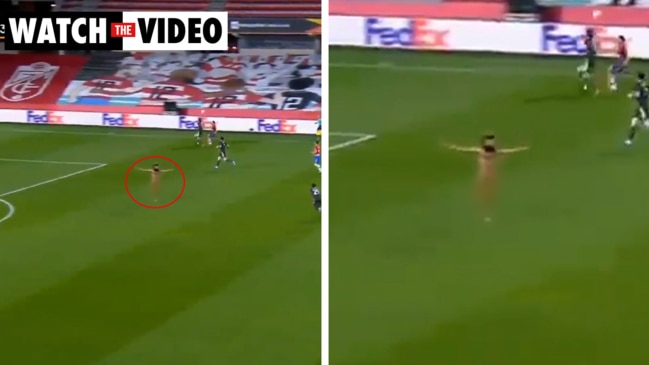 Streaker runs through Manchester United game