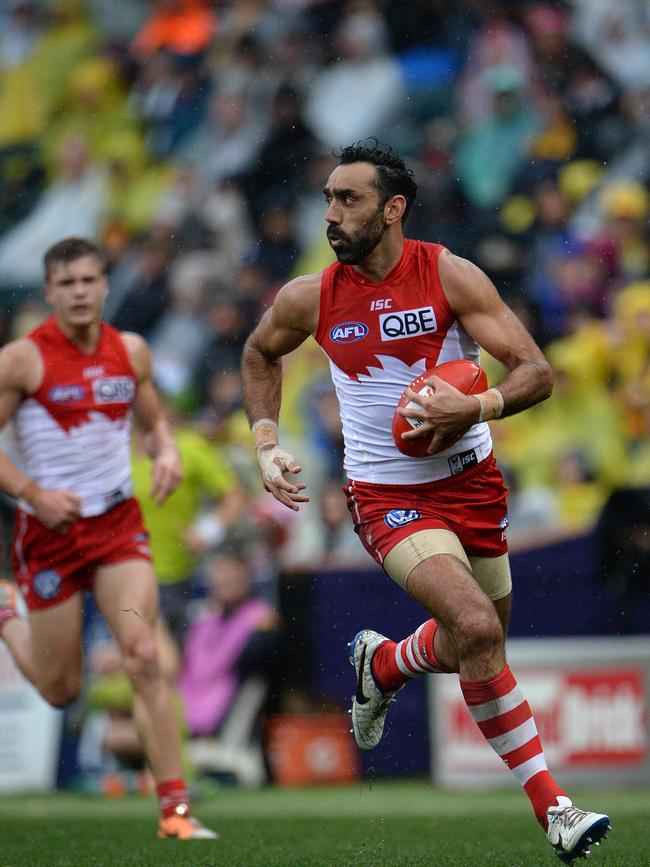 Swan Adam Goodes runs the ball down the wing against West Coast Eagles. Picture: Daniel Wilkins