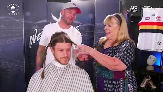 Adelaide Crows Bryce Gibbs gets haircut for charity 