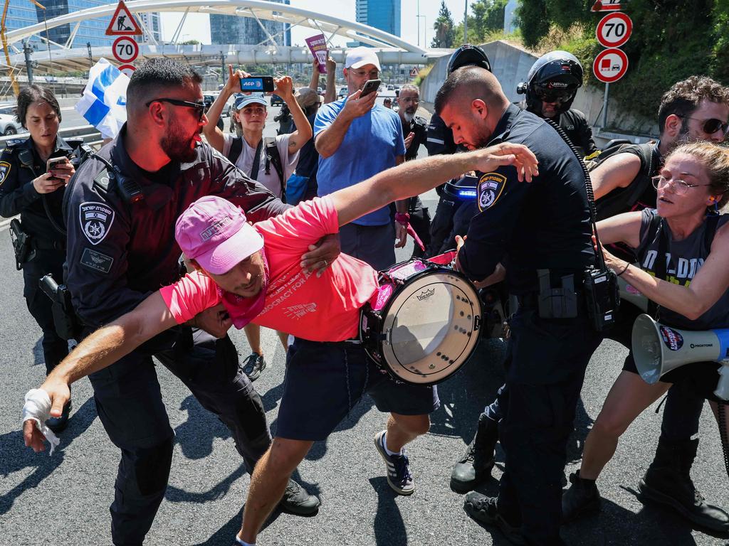 Policemen scuffle with protesters as families and supporters of Israeli hostages held by Palestinian militants in the Gaza Strip. Picture: AFP