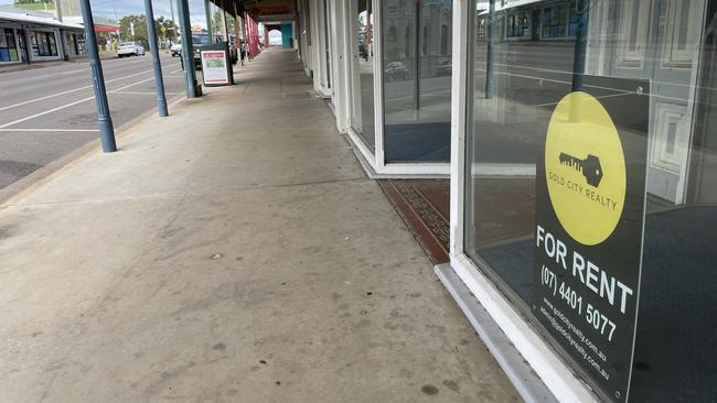 Empty shops on Gill St, April 2025