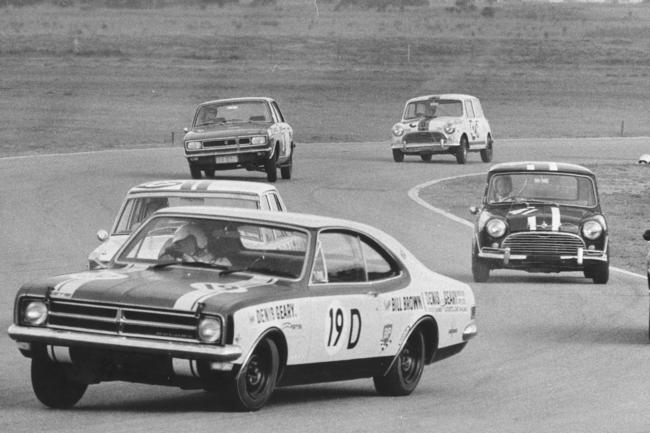 Surfers paradise International raceway file pic Denis Geary 1969 - sport motor racing action Holden Torana Morris Mini