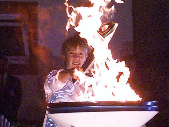 September 4, 2000: Athlete and marathon runner Heather Turland lights the cauldron at Bowral during Penrith to Bowral leg of Sydney 2000 Olympic Torch Relay. Picture: Glen Campbell