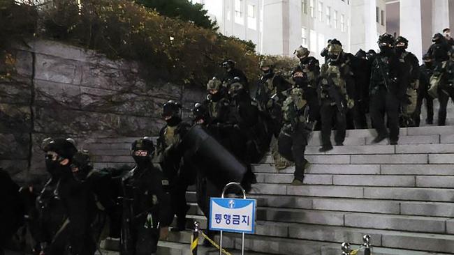 Soldiers withdraw from the National Assembly in Seoul.