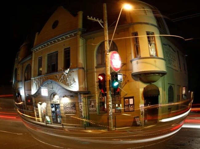 iconic mel bourne pub closes