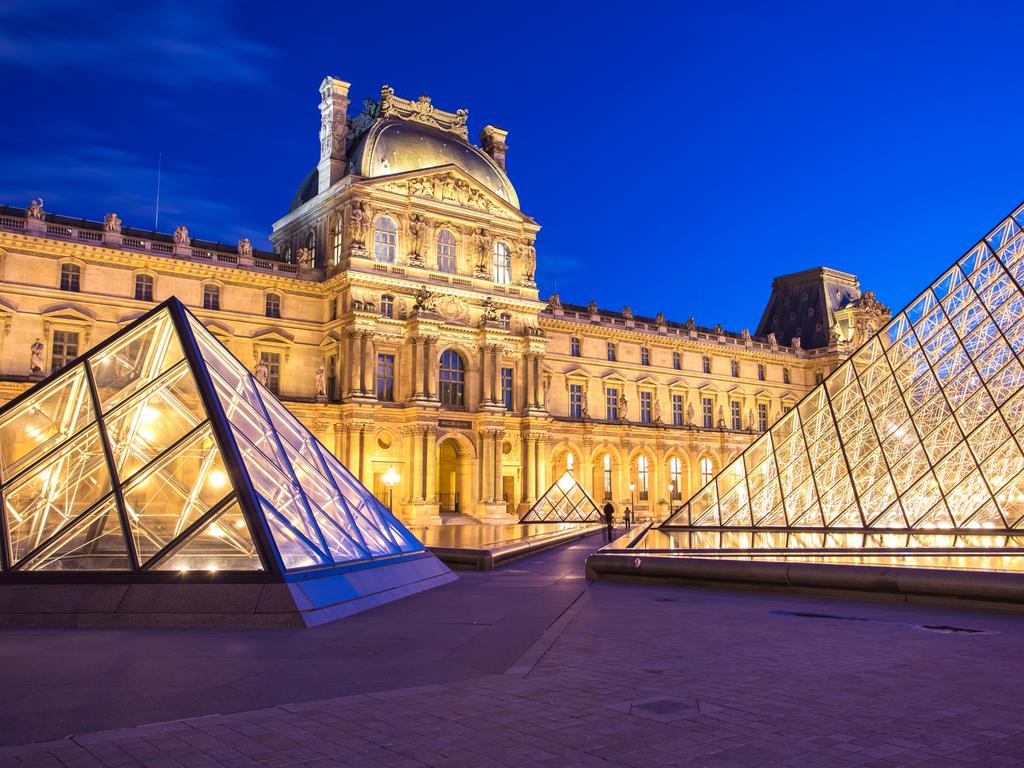 Japanese tourists queuing at Louis Vuitton store in Champs Elysees, Paris,  France Stock Photo - Alamy