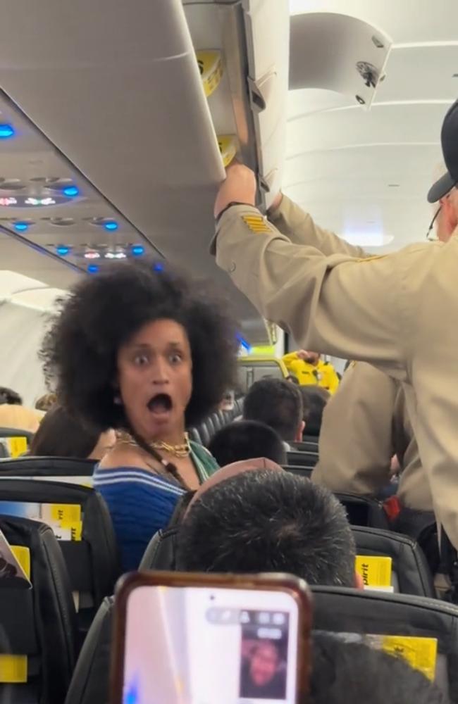 Las Vegas Metropolitan Police officers confronted the woman on the plane. TikTok / @realkingjon