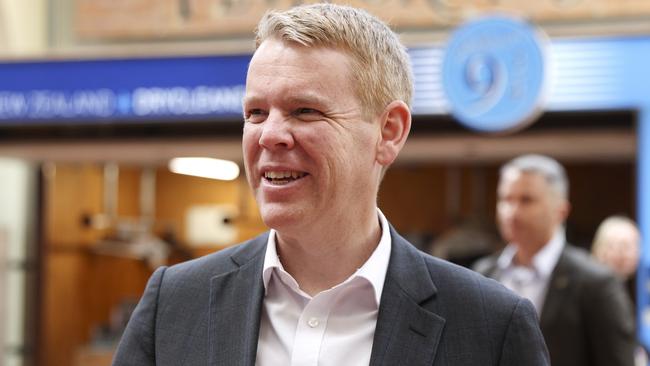 Prime Minister Chris Hipkins campaigns at Wellington train station. Picture: Getty Images.