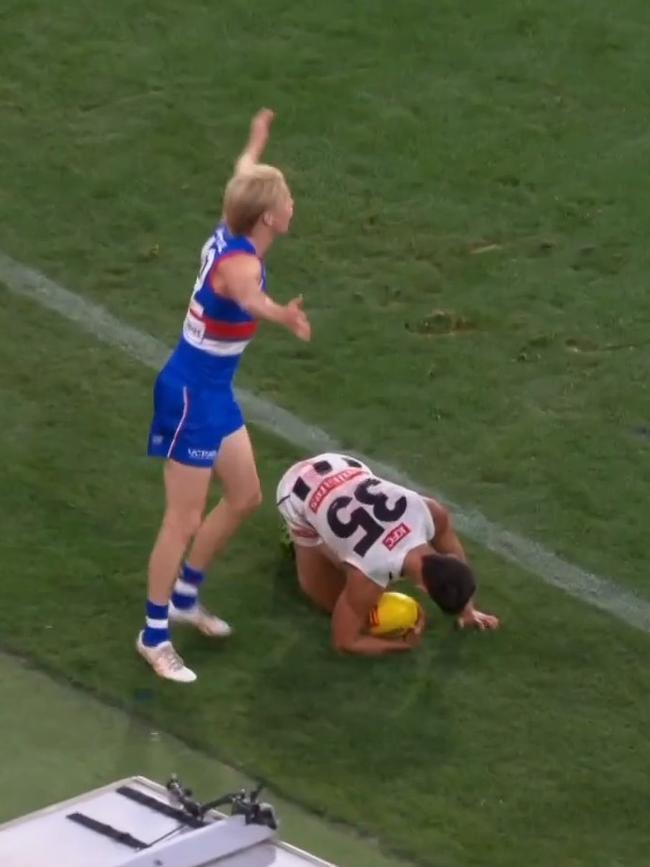 But he didn’t get pinged. Photo: Fox Footy.