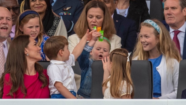 Lena Tindall handing out candy to Princess Charlotte and Prince George. Picture: Getty Images