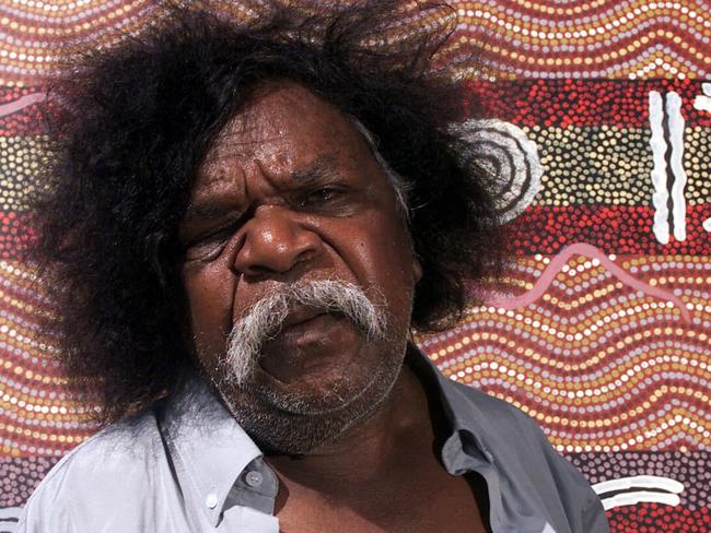 Clifford Possum Tjapaltjarri at his exhibition at the Joan Sutherland Performing Arts Centre in 2002.