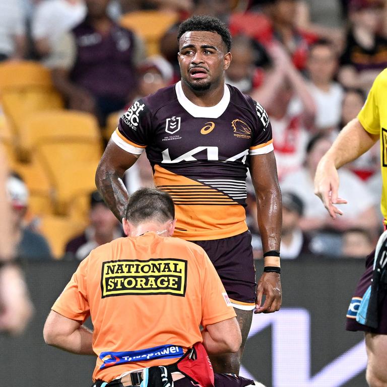 Ezra Mam get treatment on his knee. Picture: Bradley Kanaris/Getty