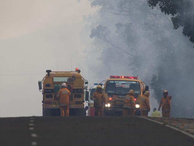 Rural and urban fire fighters conduct back burns along Yeppoon Rd on Sunday afternoon.Photo Allan Reinikka / The Morning Bulletin             ROK011011afires1