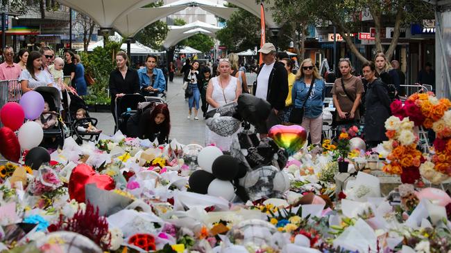 Thousands of people continue to flow through the memorial to pay their respects. Picture: NCA Newswire / Gaye Gerard