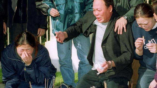 The family members of James Huynh weep after he was chased from Salt nightclub and hacked to death in 2002.