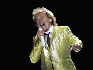 An imposter is pretending to be Rod Stewart and receiving free meals and booze in New York.