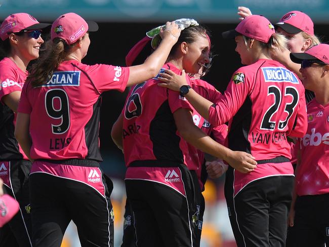 Sixers bowler Ashleigh Gardner (centre) reacts after dismissing Hurricanes batter Hayley Matthews.