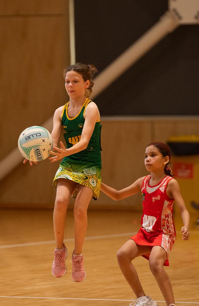 Waratahs White take on the PINTS Dragons in the 2023 Darwin Netball under-11 Div 2 grand final. Picture: Pema Tamang Pakhrin