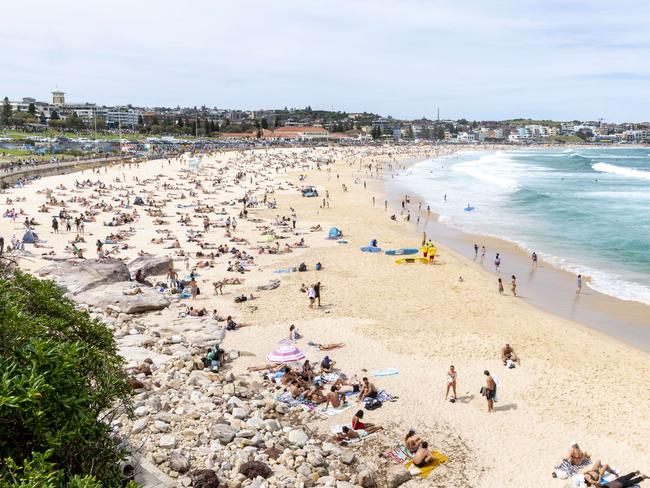 SYDNEY, AUSTRALIA, Daily Telegraph, Saturday, 29 October 2022.Crowds of people photographed at Bondi Beach. NSW Picture: Daily Telegraph / Monique Harmer