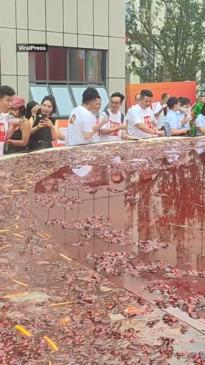 World's largest spicy hot pot appears in China