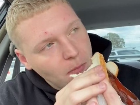 American reacts to Bunnings sausage sizzle. Picture: TikTok/@bmikeslife