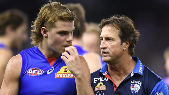 Bulldogs coach Luke Beveridge talks to Bailey Smith during the 2019 season.