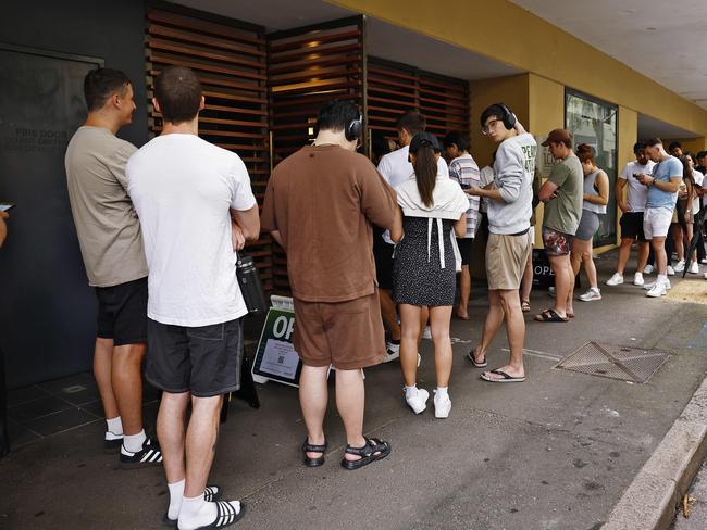 WEEKEND TELEGRAPH - 27.1.24UNTIL MUST NOT PUBLISH  BEFORE CLEARING WITH PIC EDITOR  - Long Iines at a rental inspection in Surry Hills today. Picture: Sam Ruttyn