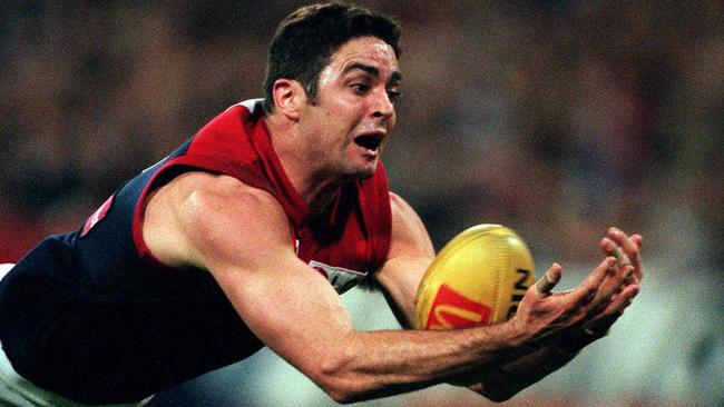 Garry Lyon dives for a mark ion the 1998 preliminary final.