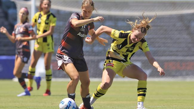 Jamilla Rankin of the Roar controls the ball during the round seven A-League Women's match. (Photo by Mark Evans/Getty Images)