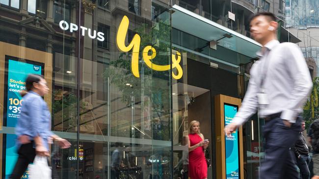 SYDNEY, AUSTRALIA - NewsWire Photos, NOVEMBER 09, 2023: Crowd outside the Optus centre in George Street in Sydney.  Picture: NCA NewsWire / Flavio Brancaleone