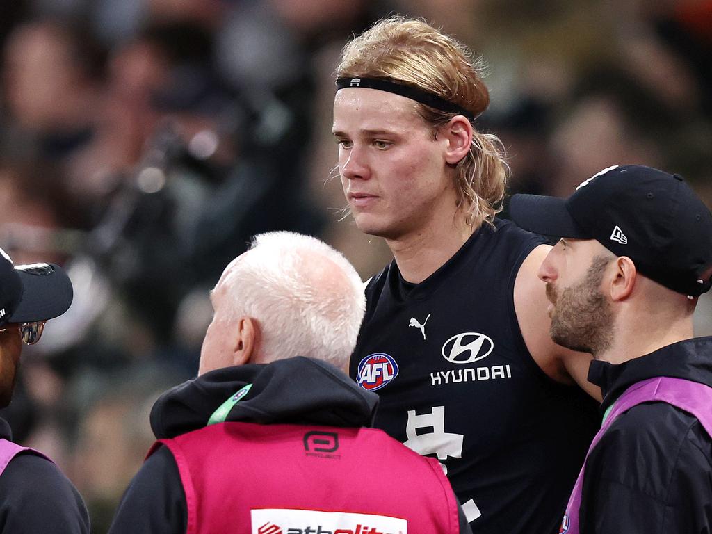 MELBOURNE, JULY 21, 2024: 2024 AFL Football – Round 19 – Carlton Blues V North Melbourne Kangaroos at Marvel Stadium. Tom De Koning of the Blues with the doctors. Picture: Mark Stewart