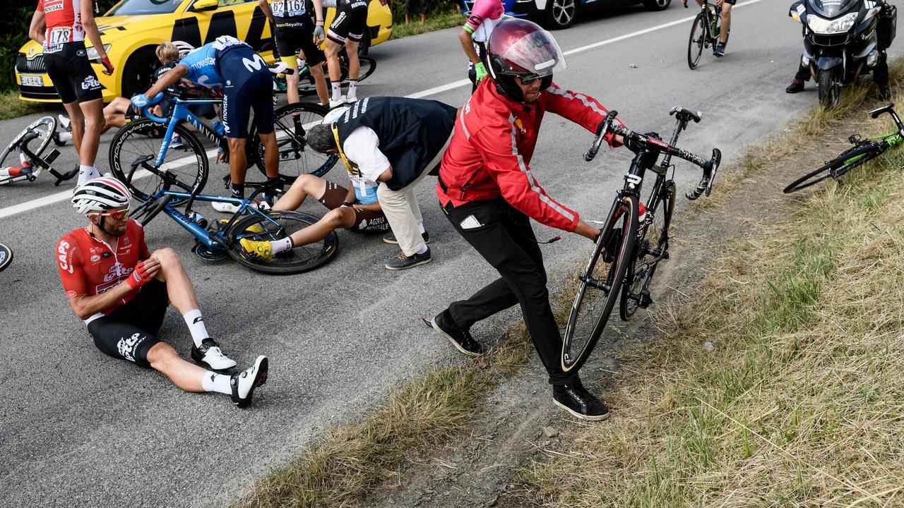 Poland's Tomasz Marczynski (left) grimaces after a crash in last year’s Tour de France. / AFP PHOTO / POOL / Philippe LOPEZ