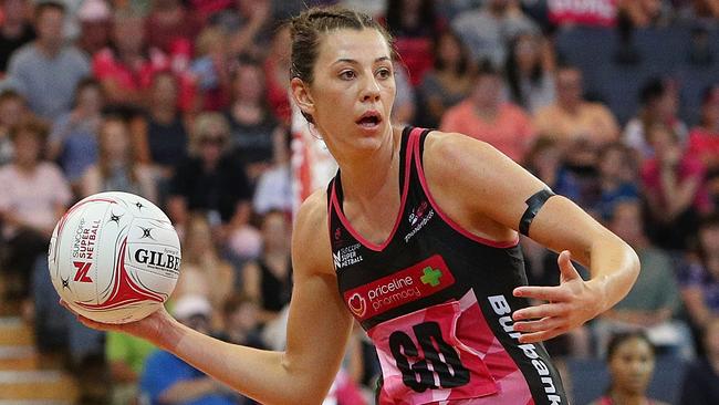 Fiona Themann passes during the Thunderbirds’ clash with the Lightning. Picture:  Graham Denholm (Getty Images)
