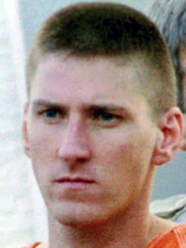 Timothy McVeigh is escorted to waiting van from Noble County Courthouse in Perry, Oklahoma by FBI agents & local police in 1995.