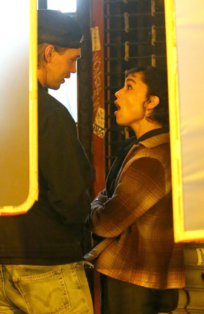 Austin Butler and Zoe Kravitz kissing on set of ‘Caught Stealing ...