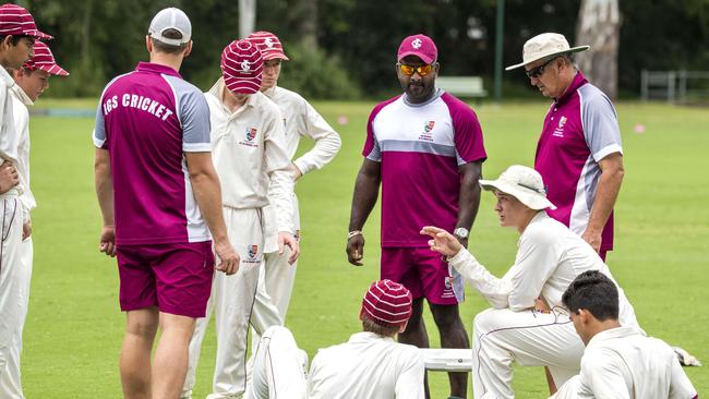 Ipswich Grammar talk tactics during a drinks break. (AAP Image/Richard Walker)