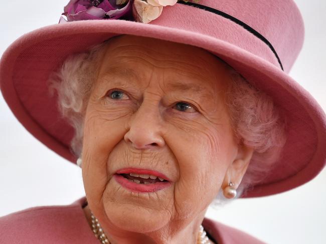 ALISBURY, ENGLAND - OCTOBER 15: Britain's Queen Elizabeth II speaks with staff during a visit to the Defence Science and Technology Laboratory (Dstl) at Porton Down science park on October 15, 2020 near Salisbury, England. The Queen and the Duke of Cambridge visited the Defence Science and Technology Laboratory (Dstl) where they were to view displays of weaponry and tactics used in counter intelligence, a demonstration of a Forensic Explosives Investigation and meet staff who were involved in the Salisbury Novichok incident. Her Majesty and His Royal Highness also formally opened the new Energetics Analysis Centre. (Photo by Ben Stansall - WPA Pool/Getty Images)