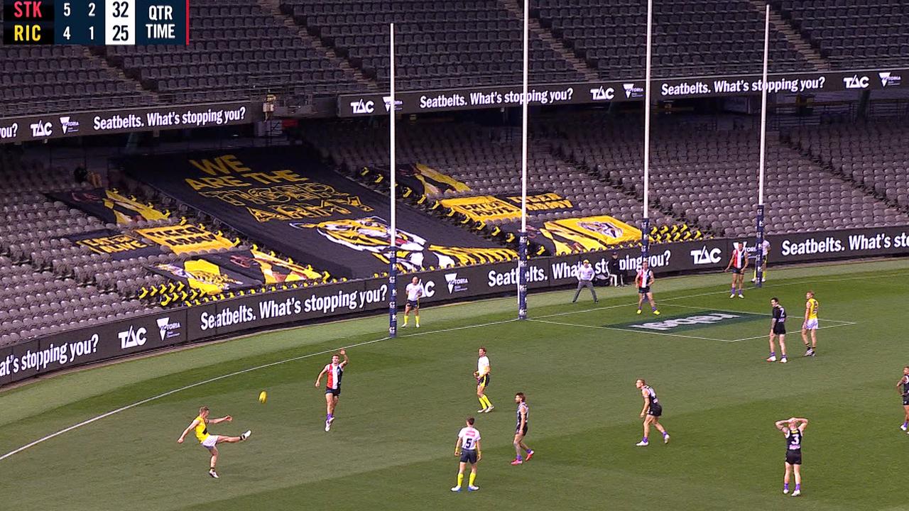 Did Jack Riewoldt kick the ball before the siren?