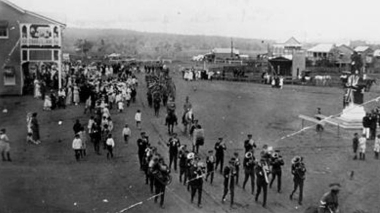 Unveiling of the Murgon War Memorial on Anzac Day, 1920. Returned servicemen, a marching band, and local residents gather for a procession along Lamb Street to honour the fallen. Source: QldPics