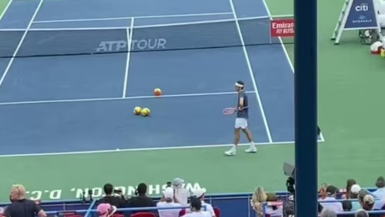 Oversized tennis balls interrupted the match between Taylor Fritz and Andy Murray.