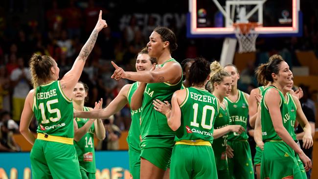 Australia´s players celebrate after winning the FIBA 2018 Women's Basketball World Cup semi-final match between Spain and Australia at the Santiago Martin arena in San Cristobal de la Laguna on the Canary island of Tenerife on September 29, 2018. (Photo by JAVIER SORIANO / AFP)